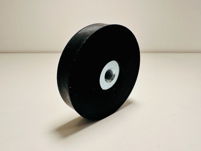 Gummierter Neodym Magnet 45mm 31kg M6 – Mobilcamping